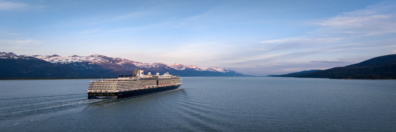 Cruise ship 