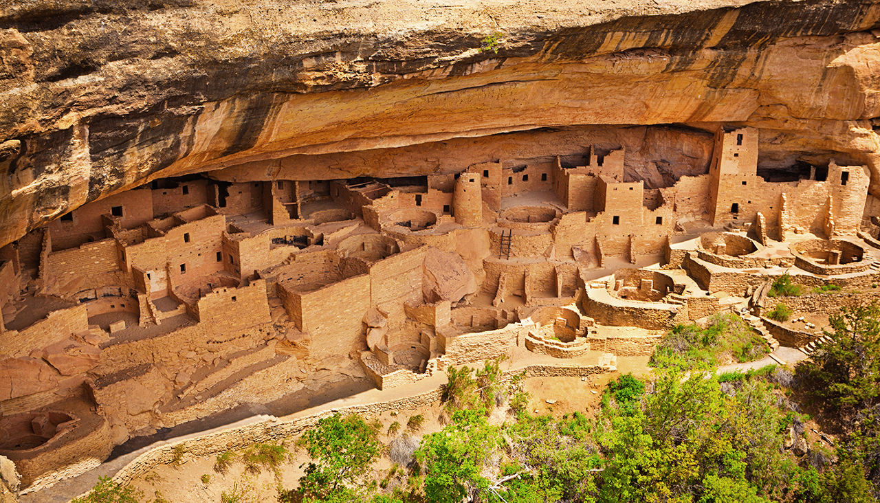 The Cliff Palace, one of the largest and most famous cliff dwelling site of the ancient pueblo tribe in the Mesa Verde National Park, Colorado, USA. The complex adobe cliff architecture was built by the southwest American ancient Pueblo, featuring housing, worship sites, storage and community space. 