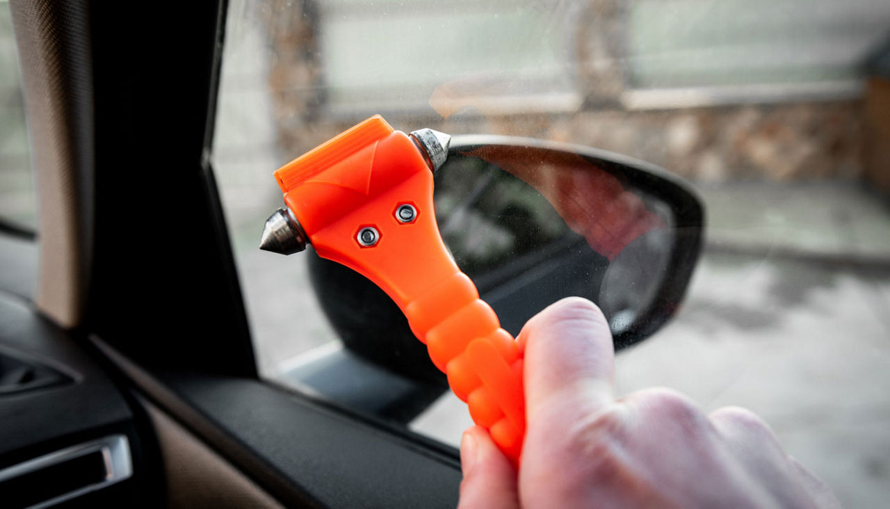 Safety hammer mounting and seatbelt cutter in car use in case accident.