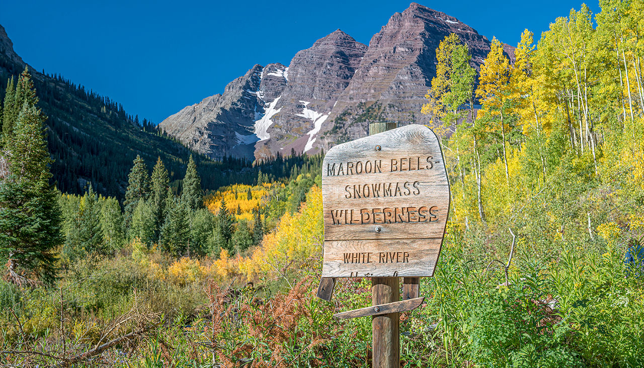 Autumn colors at Maroon Bells and Maroon Lake near Aspen, Colorado, in the Elk Mountains.