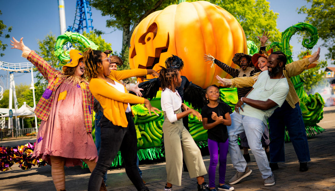 Scarecrows interacting with park guests during Scarowinds