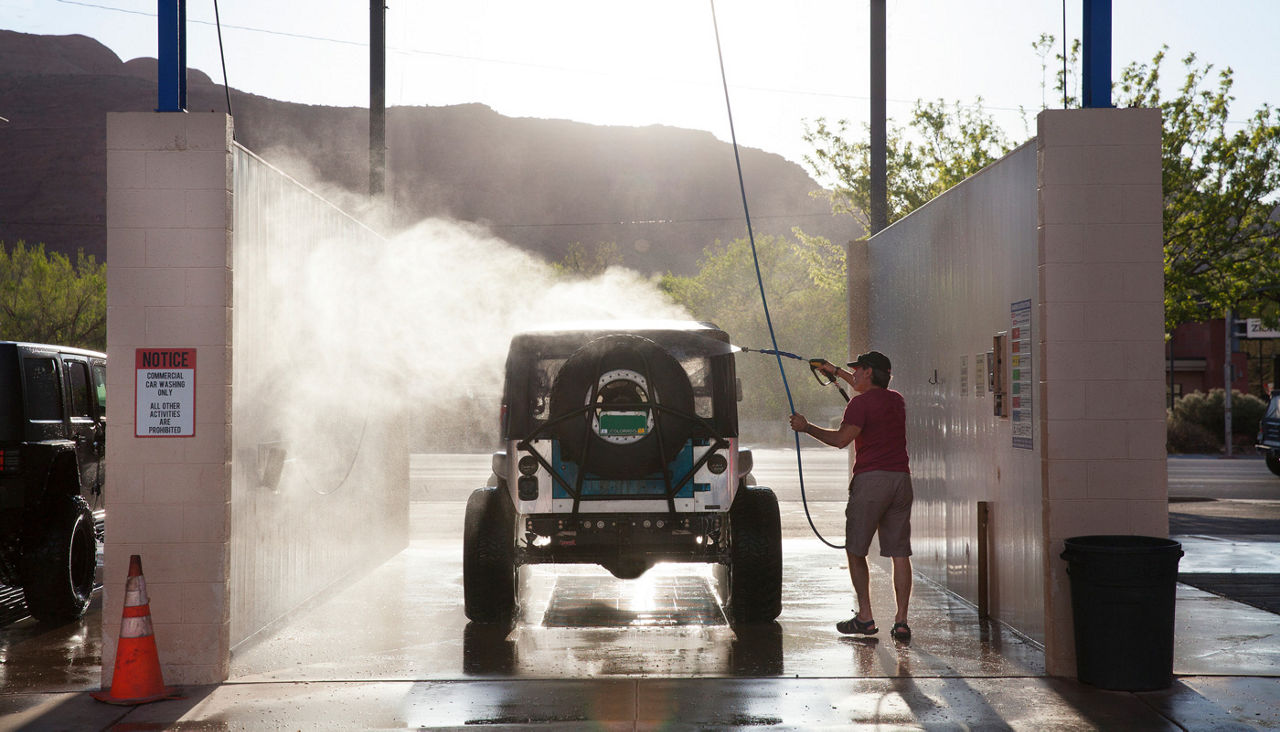 Washing 4 wheel drive jeep