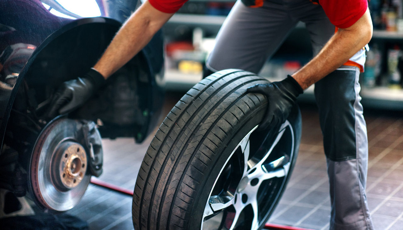 Mechanic remove tire from car