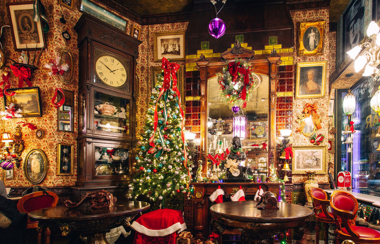 Oscar Wilde in New York with twinkling lights, vintage decor and festive cheer in every corner