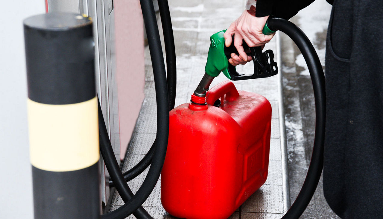 Filling a gas container at the gas station