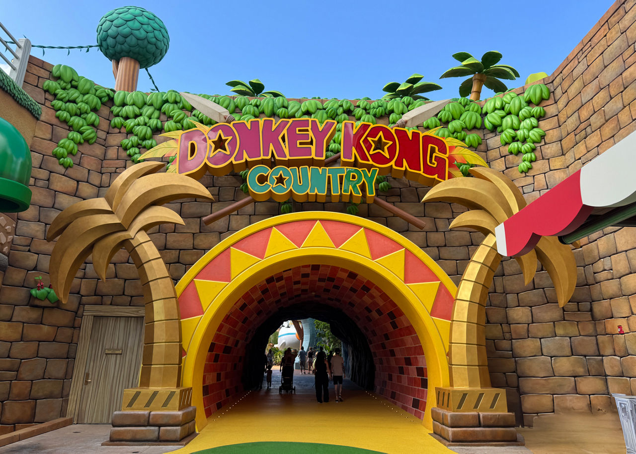 Entrance to the Donkey Kong: Mine-Cart Madness ride