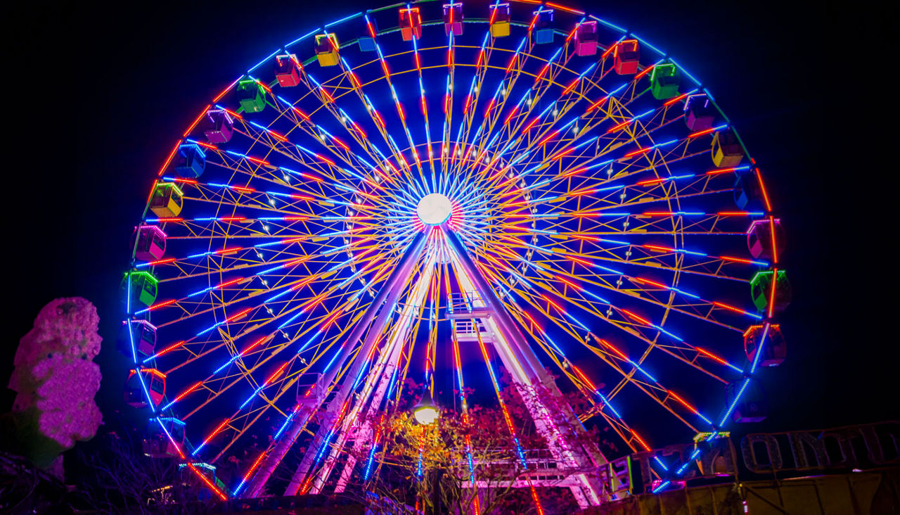 SkyWheel on Myrtle Beach lit up at night