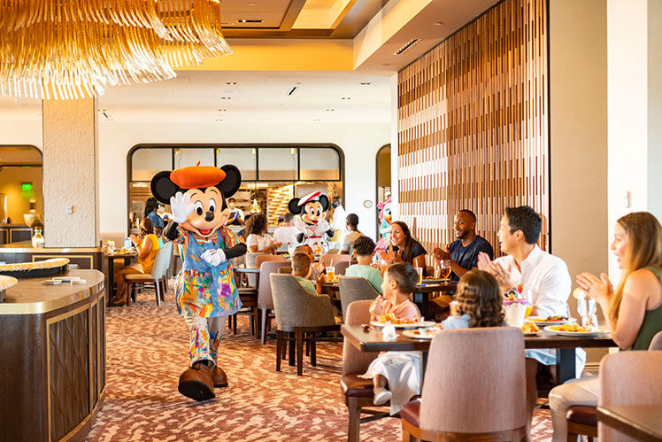 Disney-character-dining