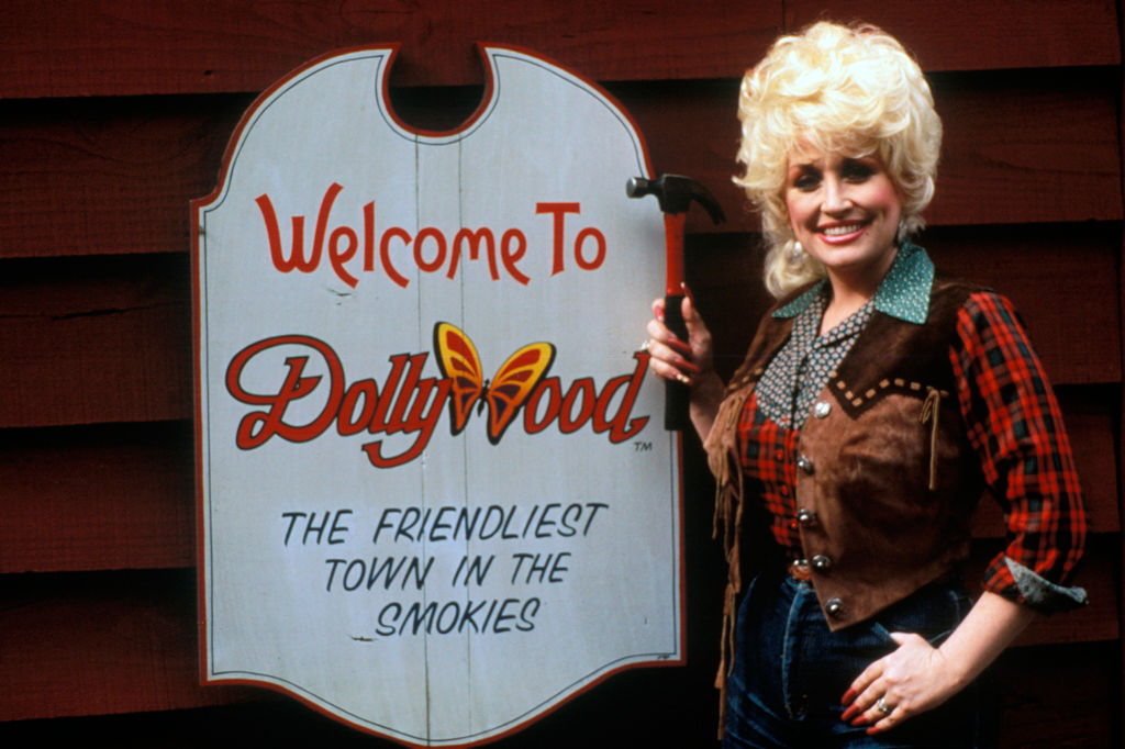 DollyParton_with_Dollywood_sign