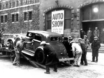 1902 image of a car accident and towing by AAA